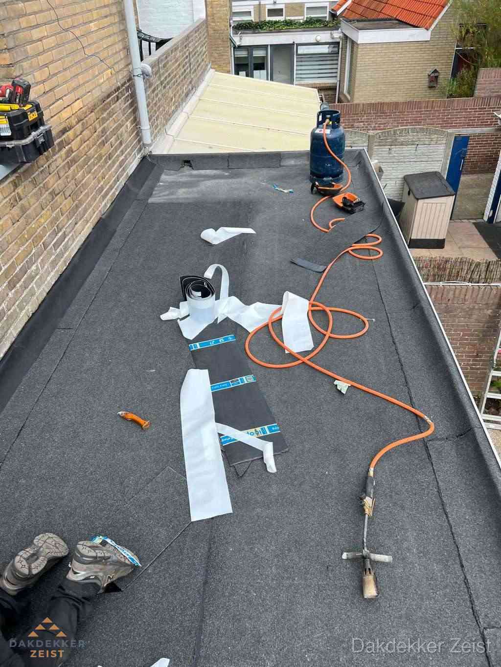 Dakdekker brengt EPDM dakbedekking aan op plat dak in Zeist Dakdekker brengt EPDM dakbedekking aan op plat dak in Zeist