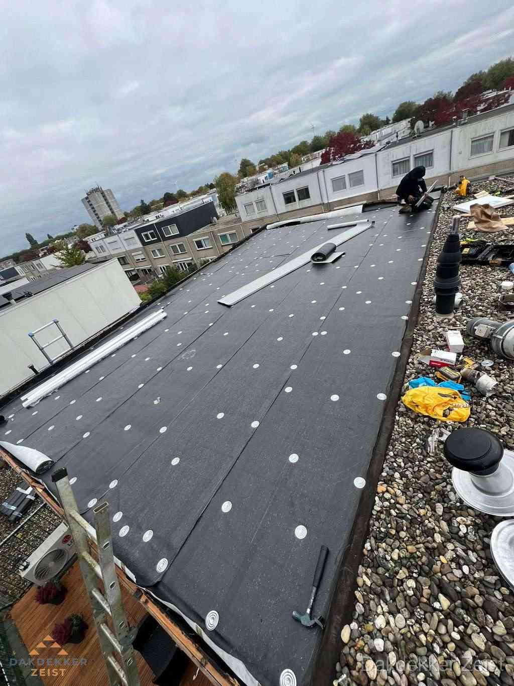 Dakleer vervangen op groot plat dak door dakdekker in Zeist Dakleer vervangen op groot plat dak door dakdekker in Zeist