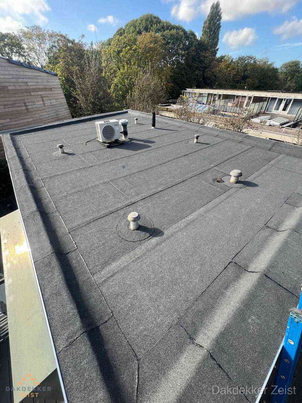 Plat dak met bitumen en brandgereedschap van dakdekkersbedrijf in Zeist Plat dak met bitumen en brandgereedschap van dakdekkersbedrijf in Zeist